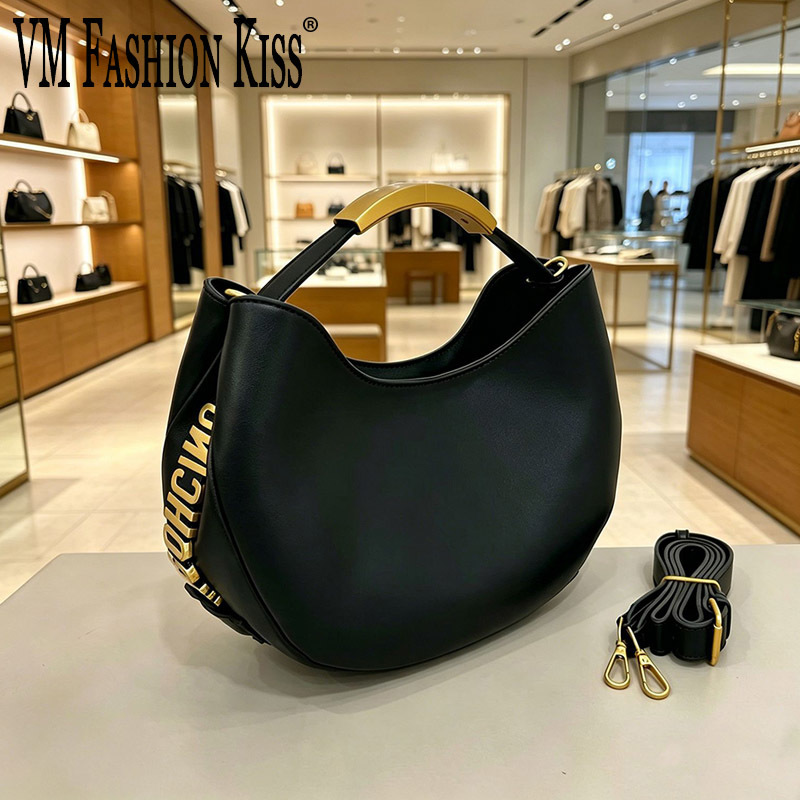 Luxury Bags Expensive - Halvemaanvormige dames handtas met gouden letter,